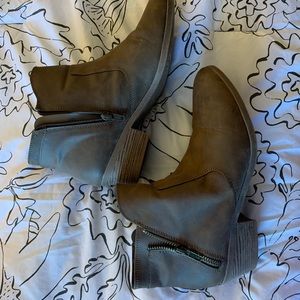Cute booties with a zip side detail
